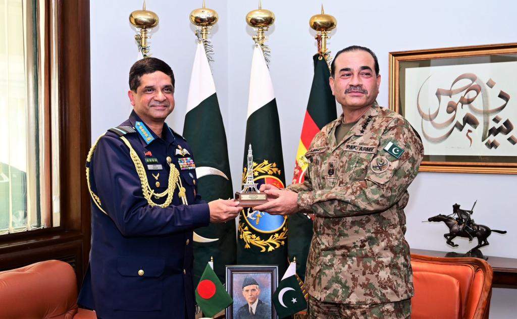 Bangladesh’s Air Force Chief Hasan Mahmood Khan receives a souvenir from Pakistan’s chief of defense forces, Field Marshal Syed Asim Munir, in Rawalpindi, Pakistan on Jan. 8, 2026. (ISPR Pakistan)