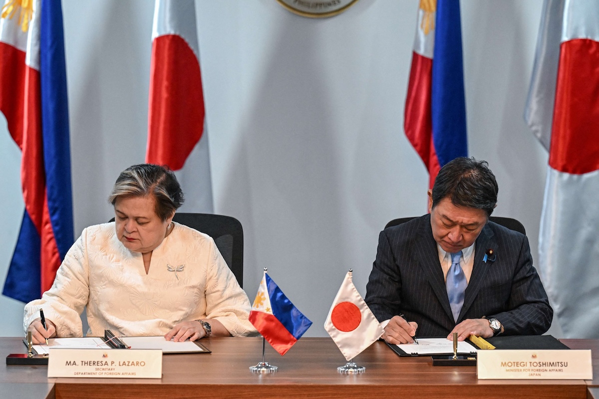 Philippine Foreign Secretary Theresa Lazaro and Japanese Foreign Minister Toshimitsu Motegi sign agreements during a press conference in Pasay, Metro Manila on Jan. 15, 2026. (AFP)