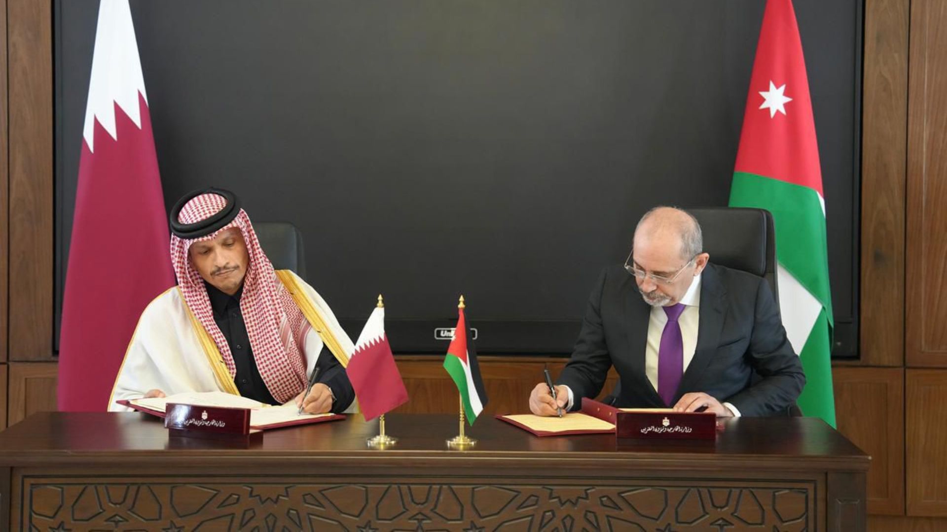 Jordan’s Deputy Prime Minister and Minister of Foreign and Expatriates Affairs, Ayman Safadi, and his Qatari counterpart, Sheikh Mohammed bin Abdulrahman Al-Thani, are signing documents after the fifth session of the Joint Higher Committee. (Petra)