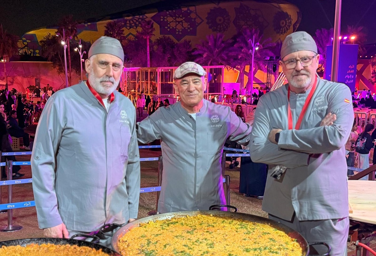 Chefs dish up paella at Ithra. (Supplied)