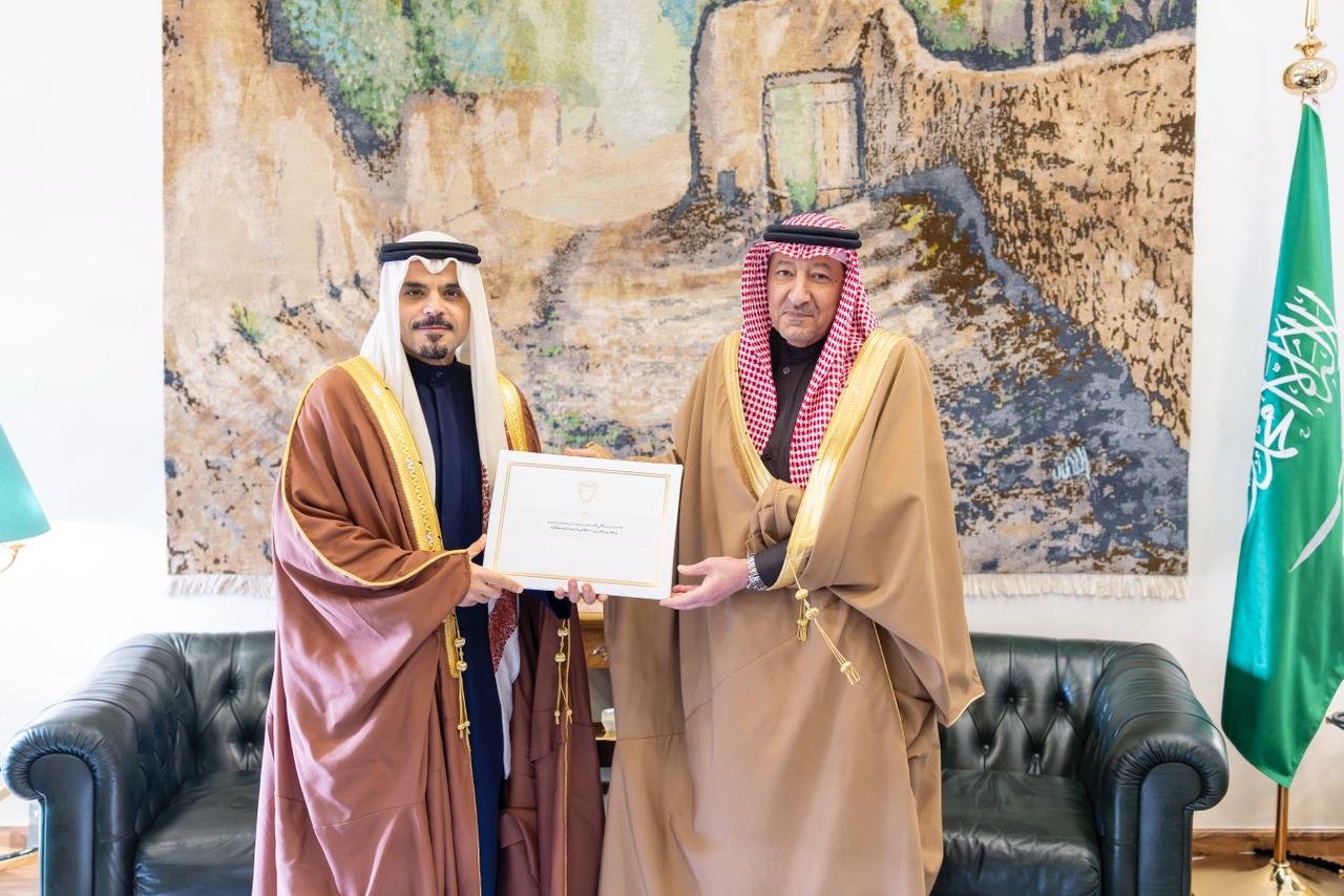 Bahraini ambassador to the Kingdom Sheikh Ali bin Abdulrahman Al-Khalifa hands over the message to Deputy Foreign Minister Waleed bin Abdulkarim Al-Khuraiji in Riyadh on Thursday. (SPA)