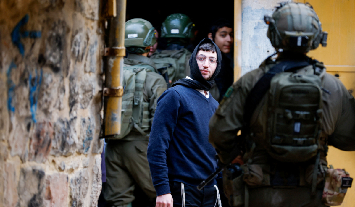 Israeli soldiers stand guard during a weekly settlers' tour in Hebron, in the Israeli-occupied West Bank, January 24, 2026. (REUTERS)
