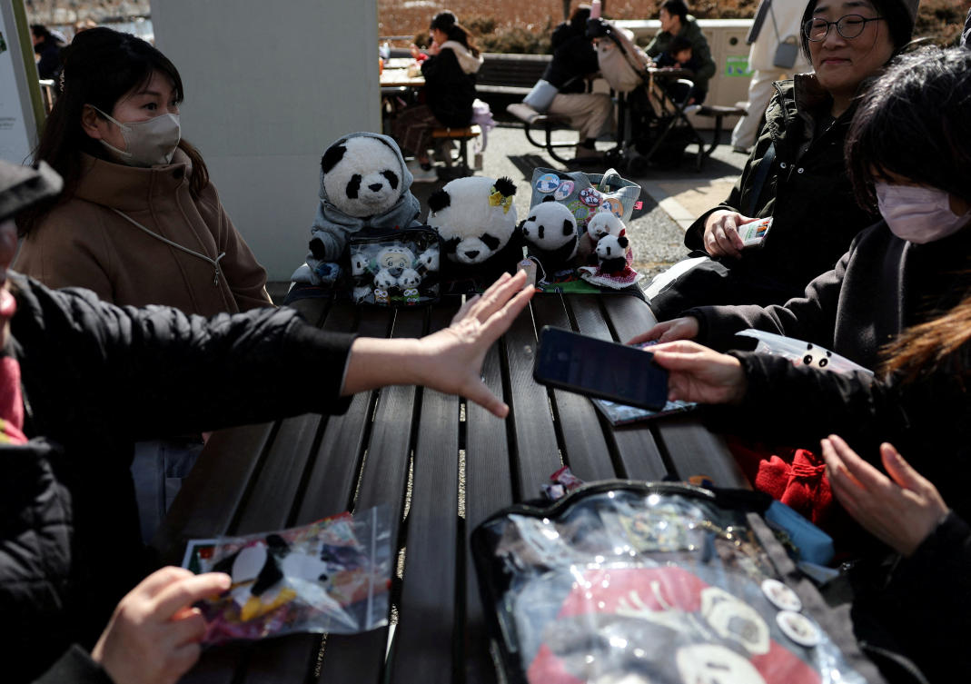 Fans bid farewell to Japan’s only pandas