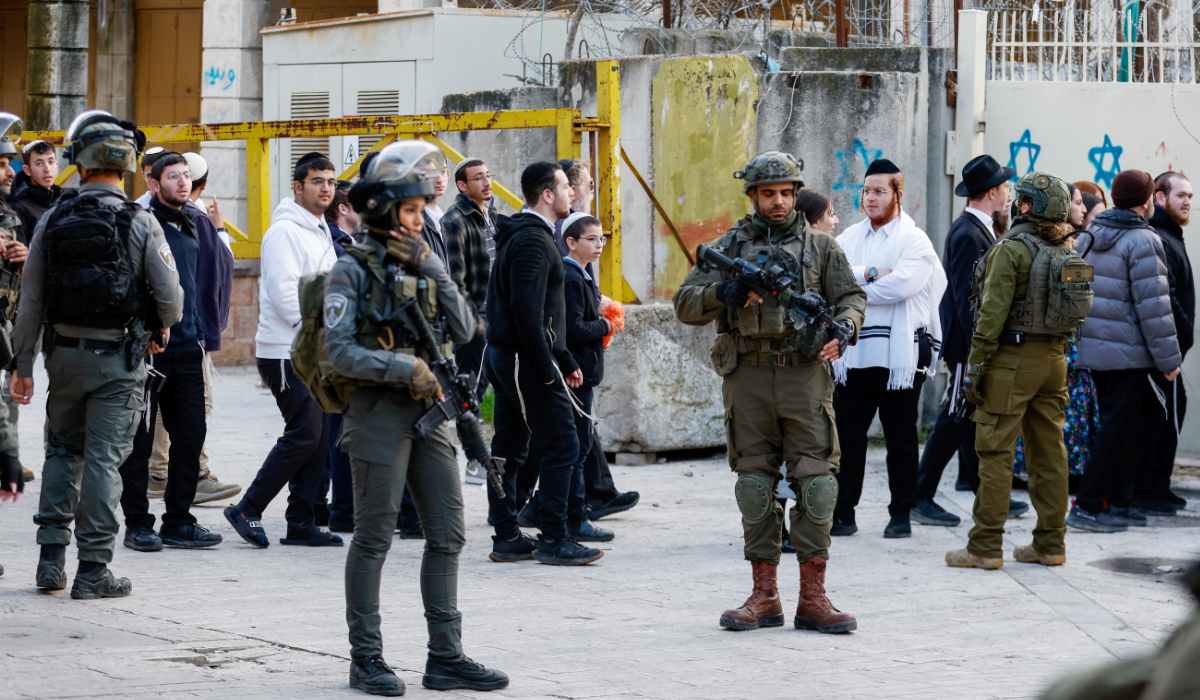 Israeli soldiers stand guard during a weekly settlers' tour in Hebron, in the Israeli-occupied West Bank, January 24, 2026. (REUTERS)