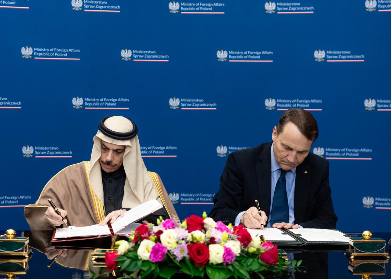 Saudi Foreign Minister Prince Faisal bin Farhan and his Polish counterpart Radosław Sikorski. (SPA)