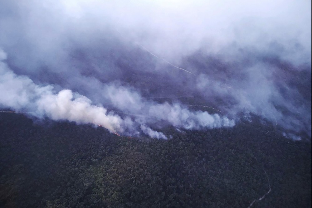 Firefighters try to control a blaze tearing through rural southeastern Australia. (VicEmergency/state control centre/ AFP/File)