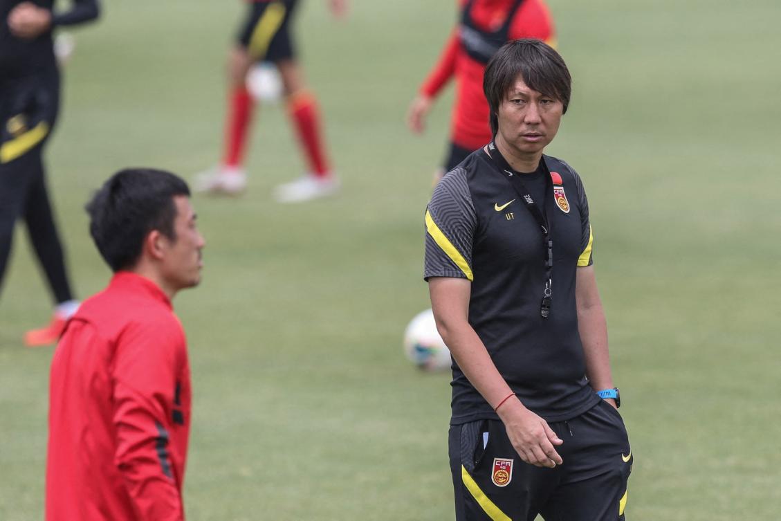 Li Tie (R) takes part in a training session with members of the Chinese national football team in Shanghai on May 25, 2020. (File/AFP)