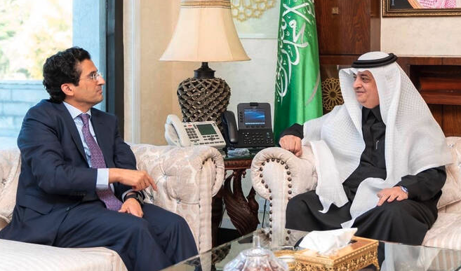 Pakistan’s Petroleum Minister, Ali Pervaiz Malik, meeting Saudi Arabia’s Ambassador to Pakistan, Nawaf bin Said Al-Malki (right), in Islamabad on January 30. PID