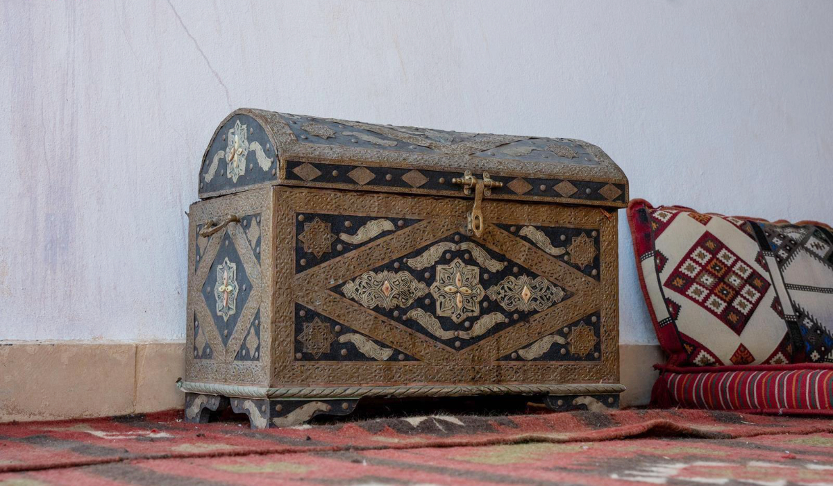 The exhibits feature rare historical artifacts carrying cultural and scientific significance that document different lifestyles and environmental shifts in the region over the centuries. (SPA)