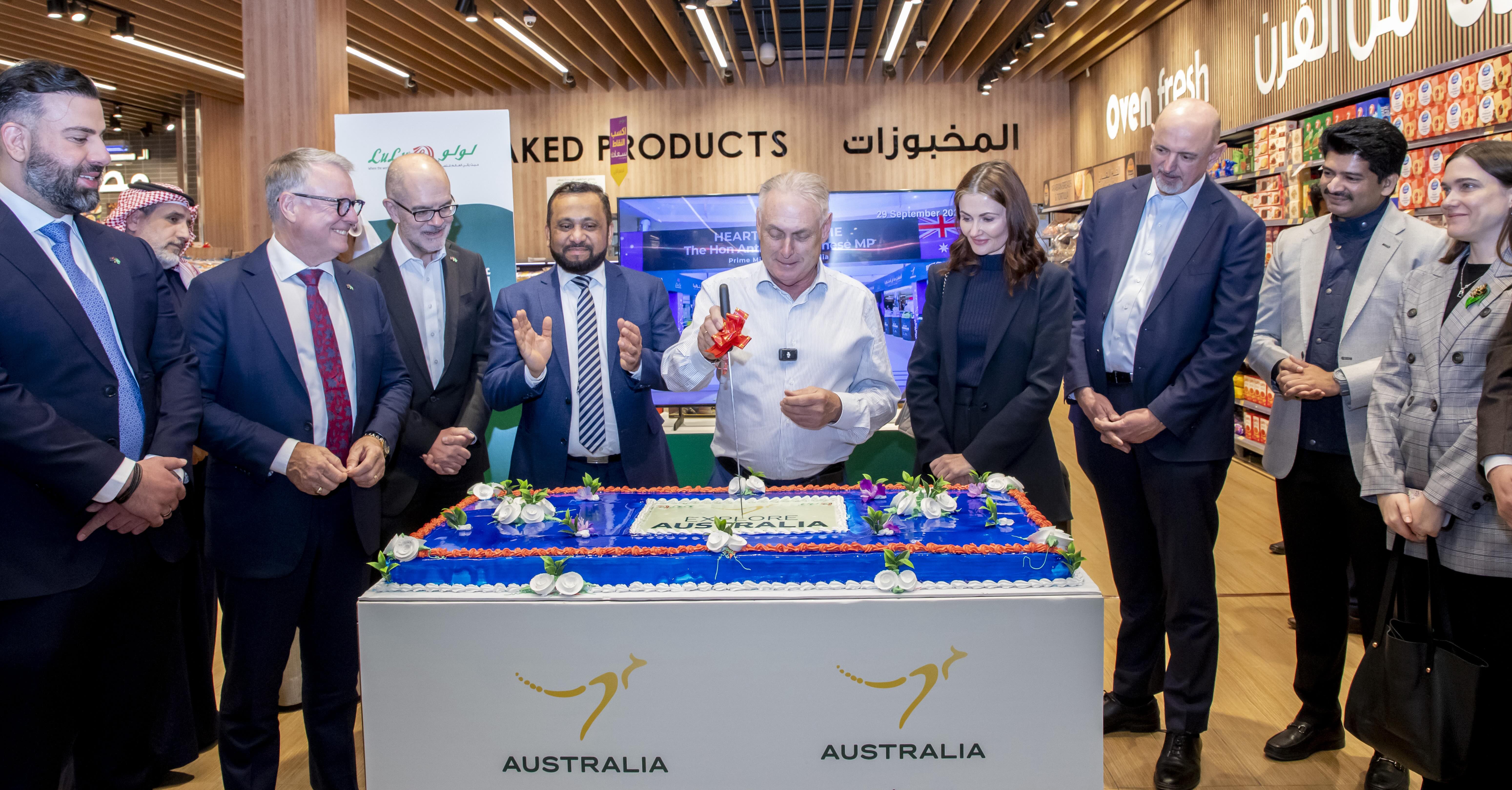 Chief guest Senator Don Farrell took part in a commemorative cake-cutting ceremony to mark the launch of the festival.