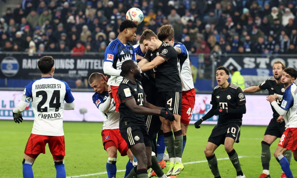 Players vie for the ball during the German first division Bundesliga football match between Hamburger SV and FC Bayern Munich in Hamburg, northern Germany on Jan. 31, 2026. (AFP)