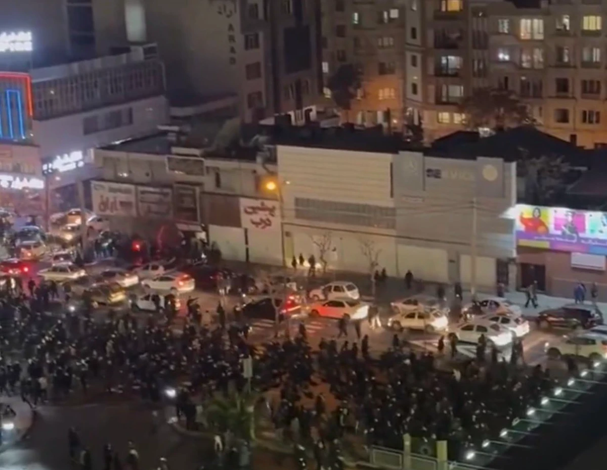 Iran forces accused of firing on protesters as death toll mounts