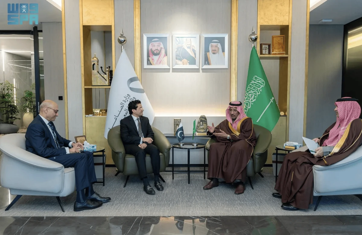 Saudi Arabia’s Minister of Industry and Mineral Resources Bandar Alkhorayef with Pakistan’s Minister of Petroleum Ali Pervaiz Malik. SPA