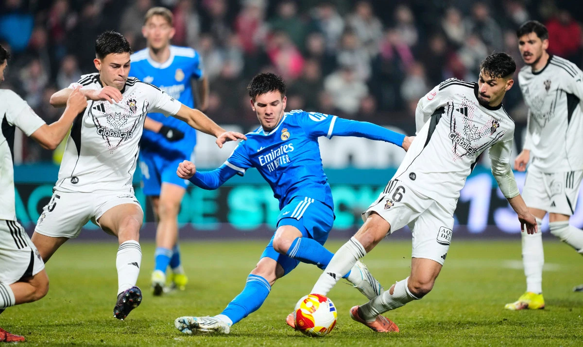 Real Madrid's Franco Mastantuono, center, vies for the ball with Albacete's Antonio Pacheco, second right, during the Copa del Rey round of 16 soccer match between Albacete and Real Madrid, in Albacete, Spain, Wednesday, Jan. 14, 2026. (AP)