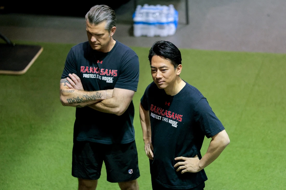 U.S. Secretary of War Pete Hegseth and Japanese Defense Minister Shinjirō Koizumi prepare for their workout in Joint Base Myer-Henderson Hall, Virginia. (AFP)