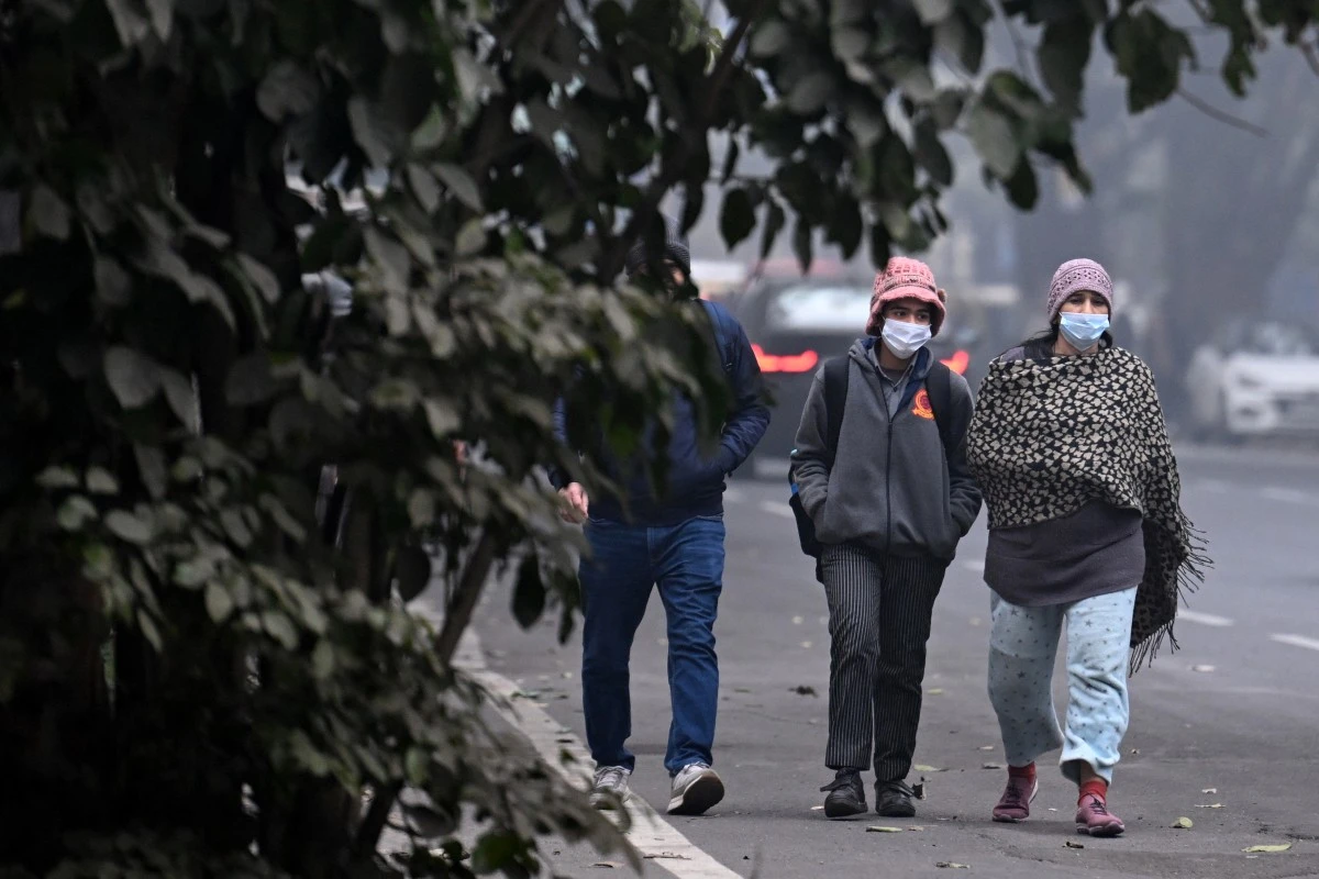 Dense toxic fog shrouds Delhi as air quality hits severe levels