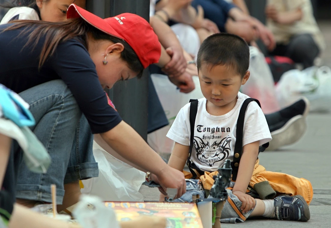 A Chinese mother plays with her child in central Beijing, China. (AFP)