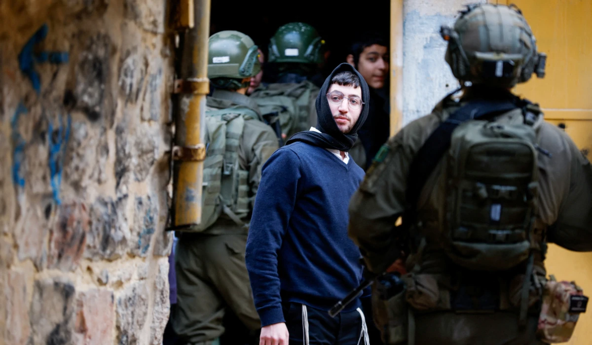 Israeli soldiers stand guard during a weekly settlers' tour in Hebron, in the Israeli-occupied West Bank, January 24, 2026. (REUTERS)