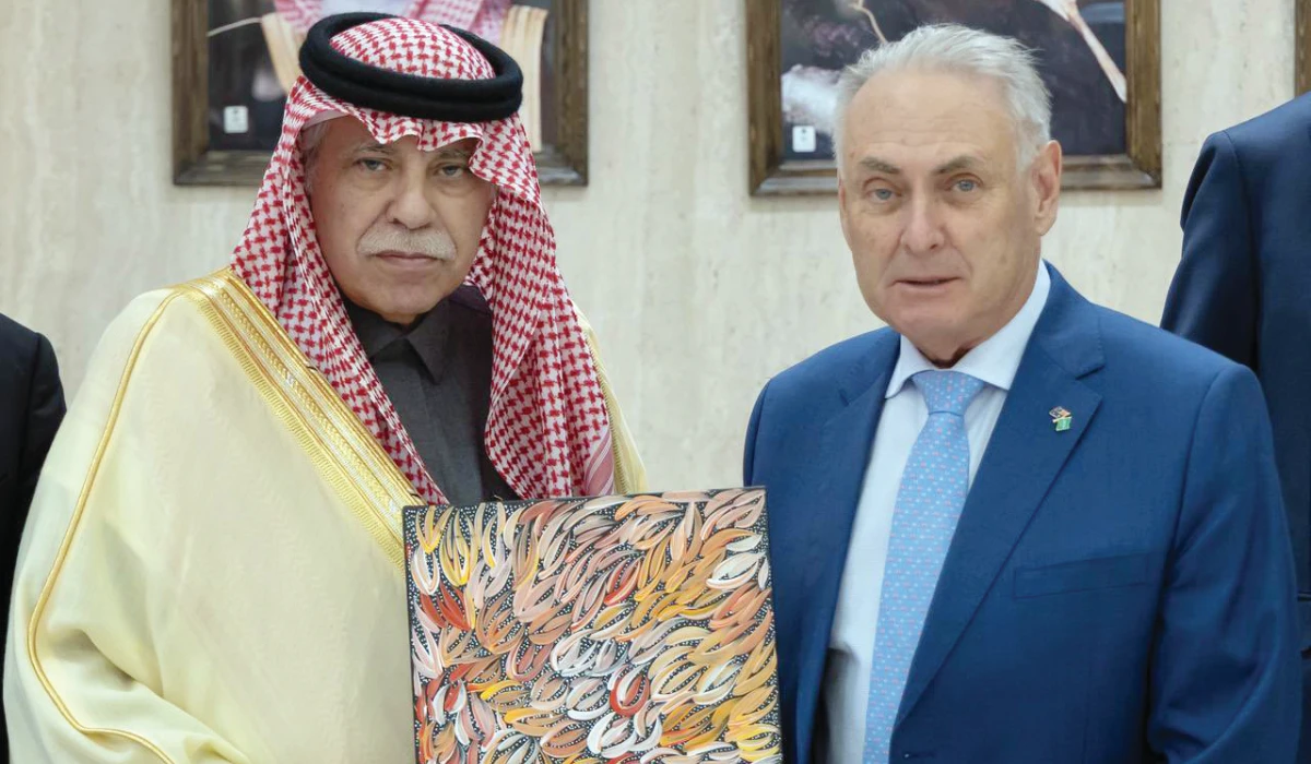 Majid Al-Kassabi (L) receives Don Farrell in Riyadh. (Supplied)
