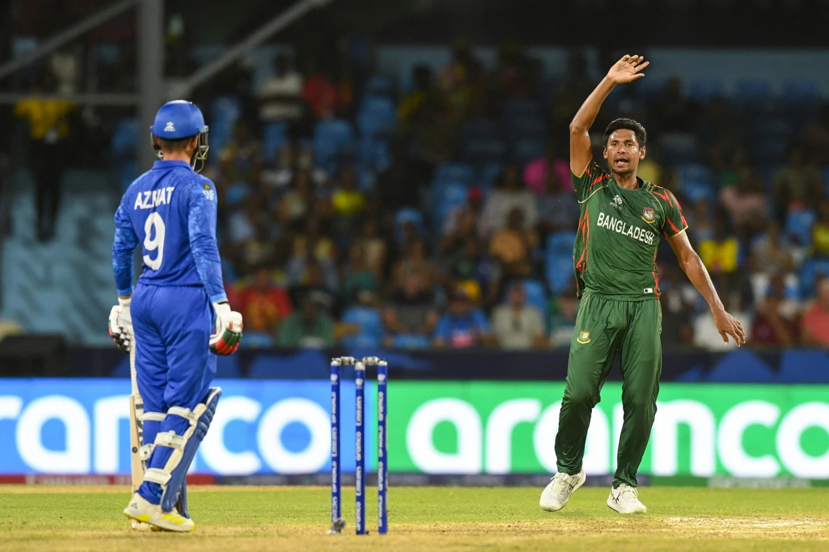 Bangladesh's Mustafizur Rahman (R) celebrates the dismissal of Afghanistan's Azmatullah Omarzai (L) during the ICC men's Twenty20 World Cup 2024. (File/AFP)