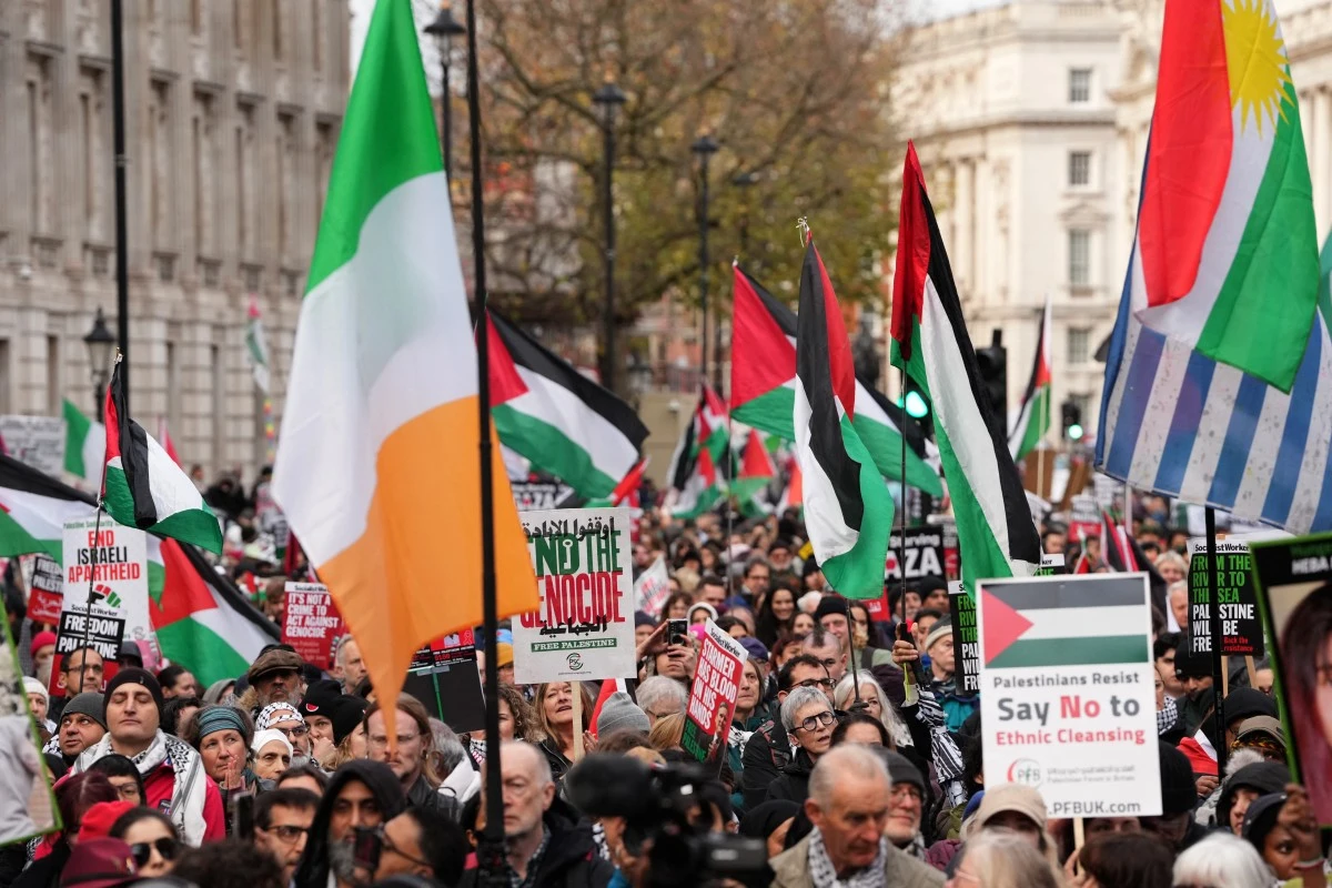According to his foundation, 74-year-old activist Peter Tatchell was arrested for holding a placard that said: “Globalize the intifada: Nonviolent resistance. End Israel’s occupation of Gaza & West Bank.” (AFP/File Photo)