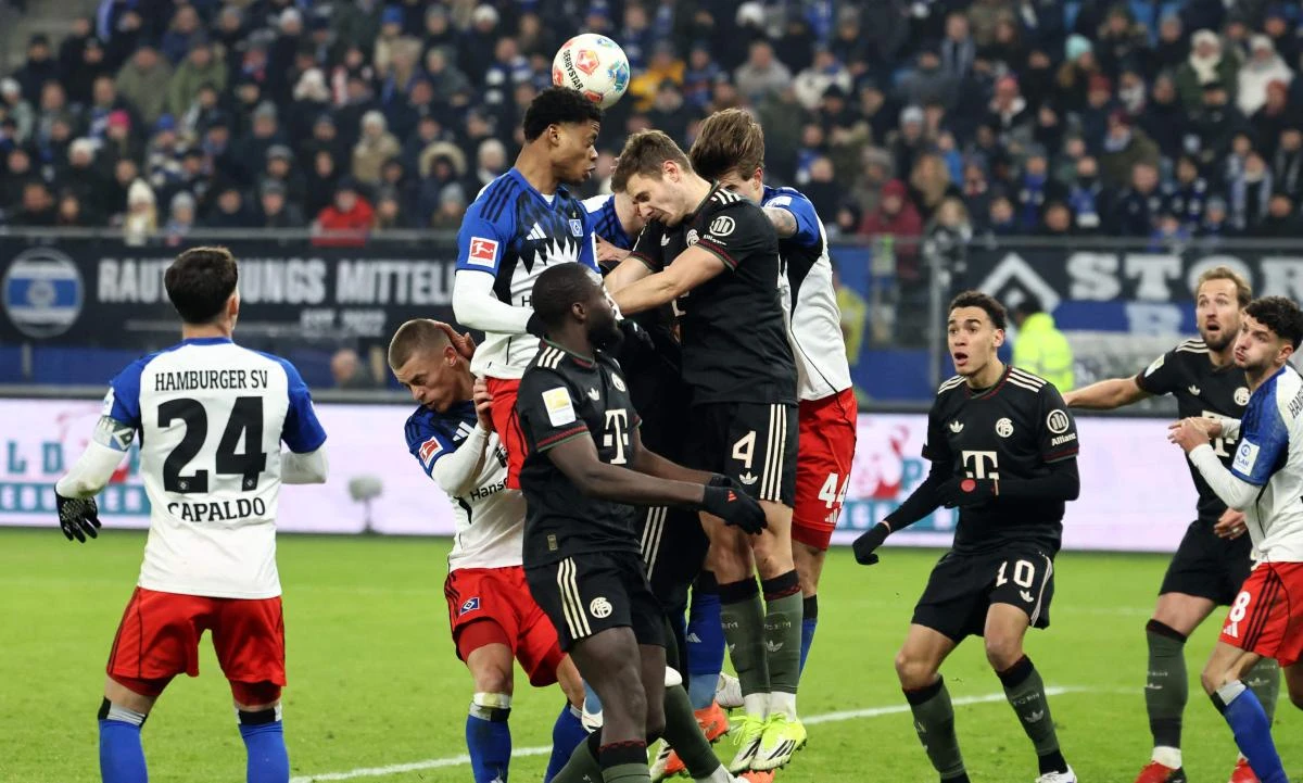 Players vie for the ball during the German first division Bundesliga football match between Hamburger SV and FC Bayern Munich in Hamburg, northern Germany on Jan. 31, 2026. (AFP)