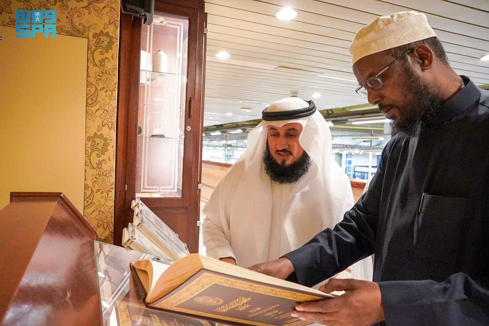 Sheikh Mukhtar received a briefing on the complex’s mandates and specialized work in Qur’an printing. (SPA)