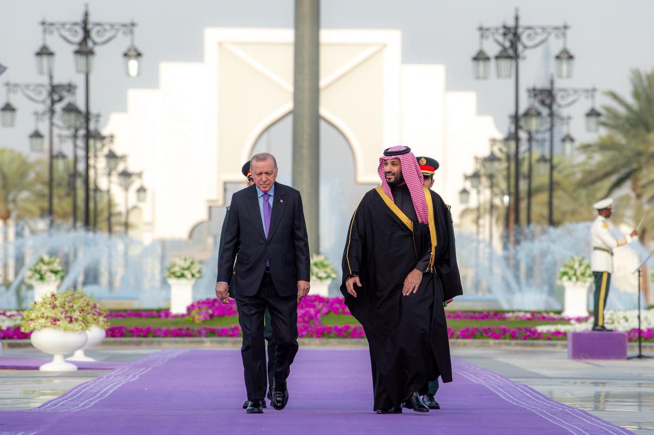 Saudi Crown Prince Mohammed bin Salman receives Turkish President Recep Tayyip Erdogan at Al-Yamamah Palace in Riyadh on Tuesday. (SPA)