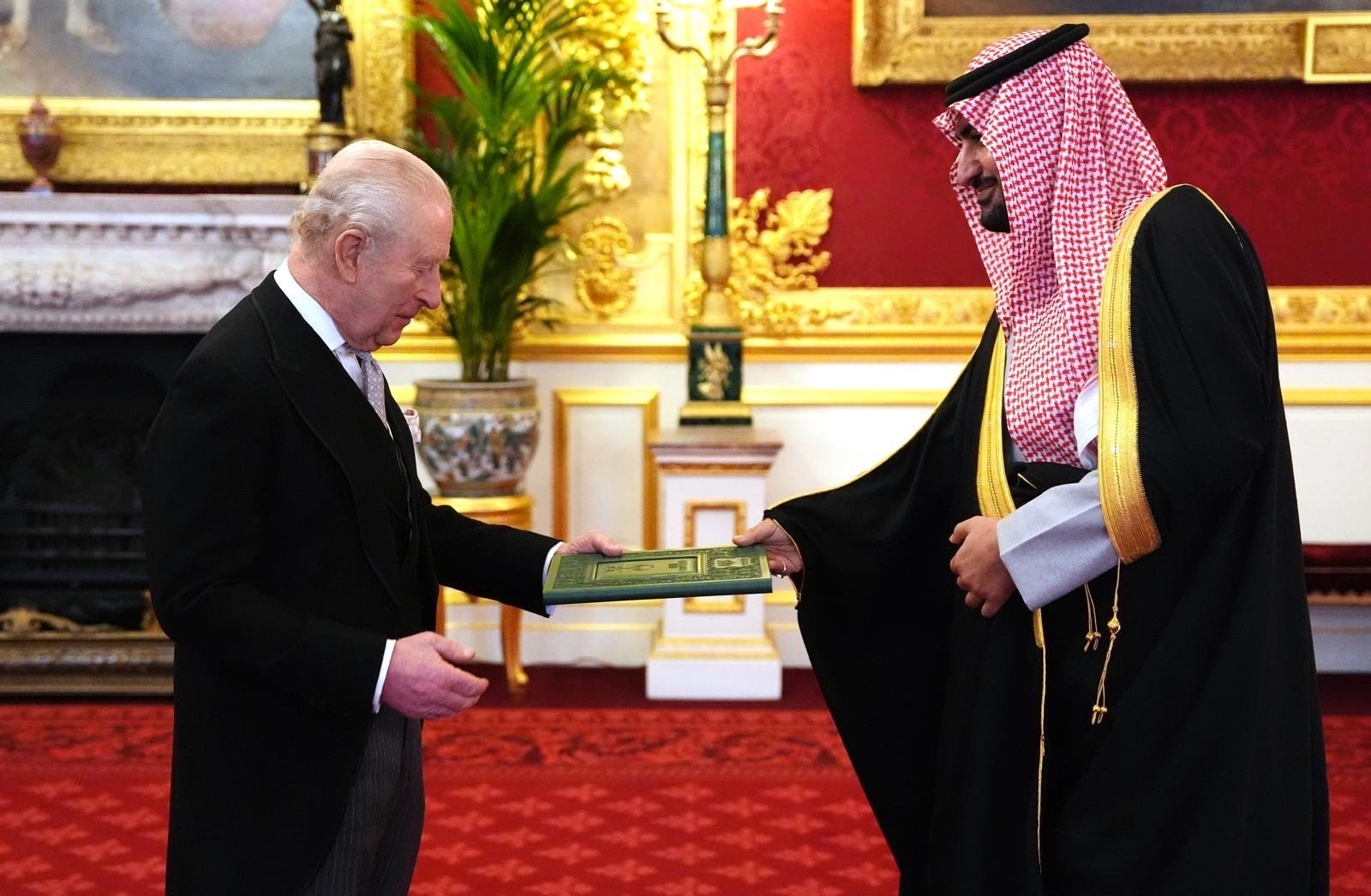 The new Saudi ambassador to the UK Prince Abdullah bin Khalid bin Sultan bin Abdulaziz presents his credentials to Britain’s King Charles III at St. James’s Palace in London on Tuesday. (SPA)
