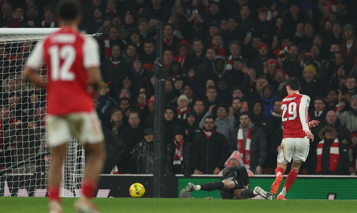 Arsenal’s German midfielder Kai Havertz, right, scores their late winner during the English League Cup semifinal second leg match between Arsenal and Chelsea at the Emirates Stadium, in London on Tuesday. Arsenal won the game 1-0, and the tie 4-2 on aggregate. (AFP)