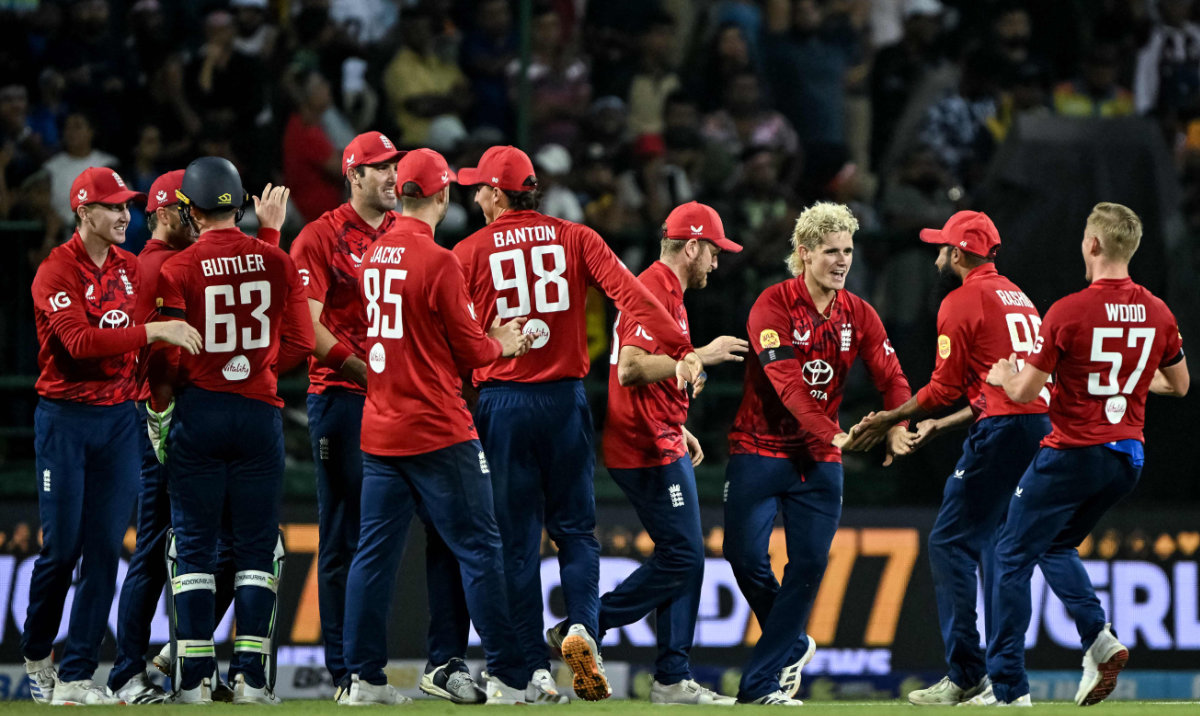 England’s Jacob Bethell (3R) celebrates with teammates after taking the wicket of Sri Lanka’s captain Dasun Shanaka during the third and final Twenty20 international between Sri Lanka and England at the Pallekele International Cricket Stadium in Kandy on Tuesday. (AFP)