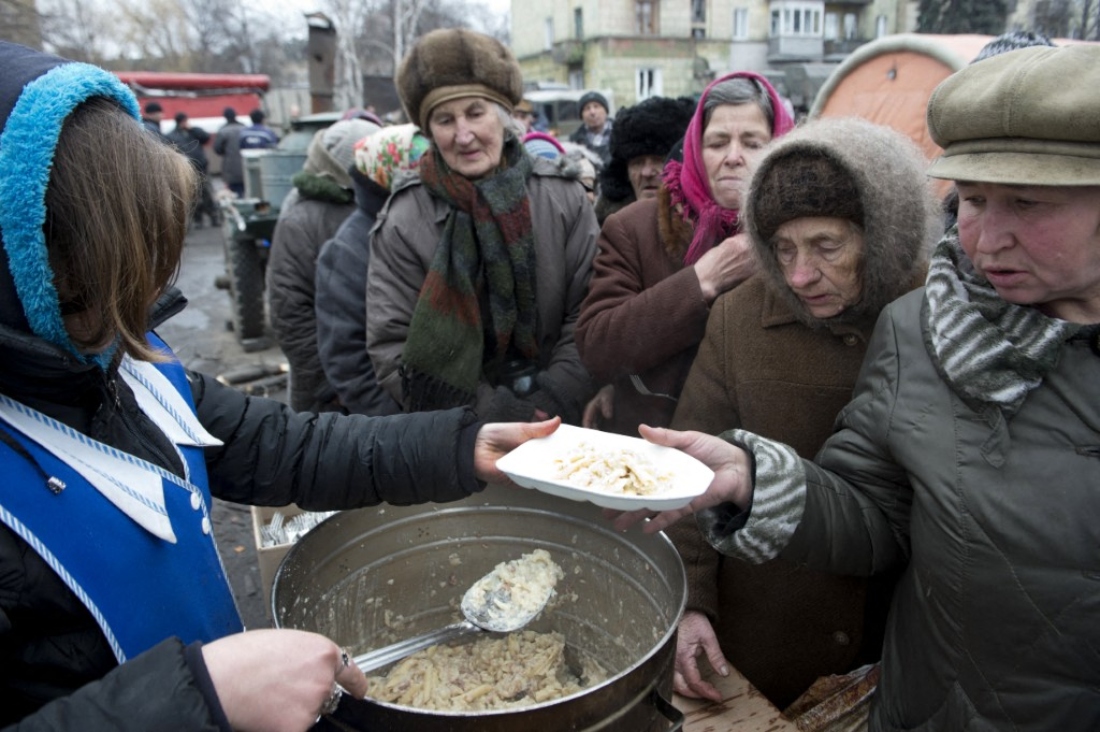 Elderly residents queue up for food at a makeshift soup kitchen on Lenin square in Debaltseve, Russia on March 2015. (AFP)