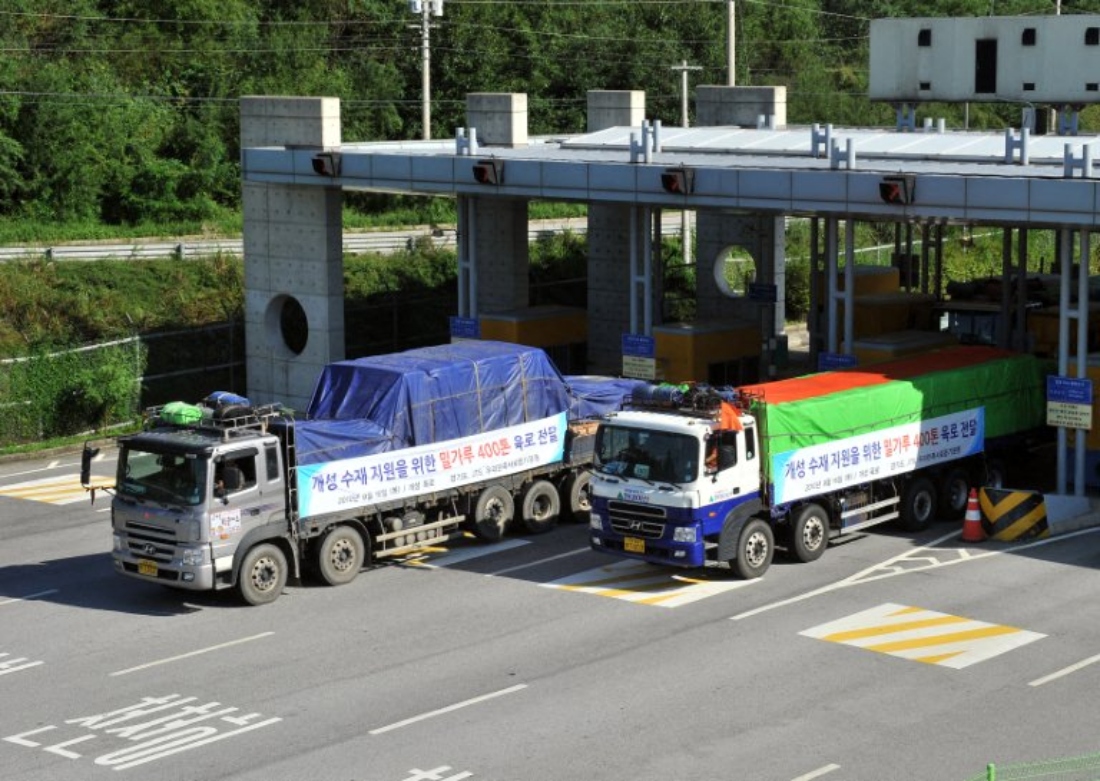 South Korea's trucks carrying 530 tons of flour for North Korean flood victims drive through the South 's inter-Korean transit gate in Paju in 2010. (AFP)