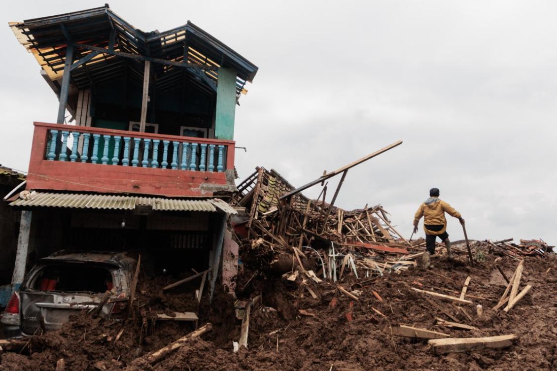 Thousands of rescuers, supported by police, military and volunteers, have been digging through mud and debris manually and using heavy equipment to search for victims buried by a landslide in Pasirlangu village in Cisarua, Bandung, West Java. (AFP)