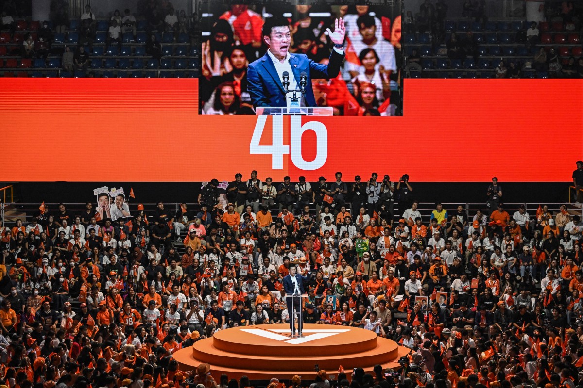 People’s Party leader and prime ministerial candidate Natthaphong Ruengpanyawut, center, speaks on stage during a campaign rally in Bangkok on Feb. 6, 2026. (AFP)