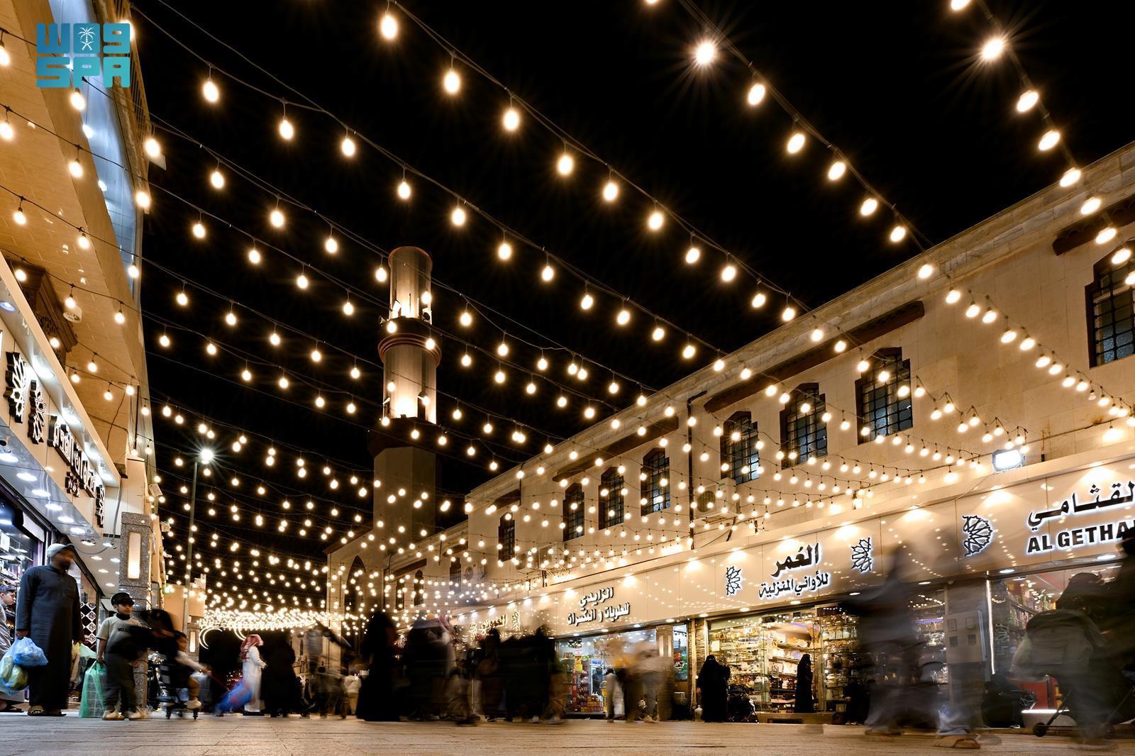 The city’s neighborhoods have taken on a festive character, adorned with traditional lanterns, crescent-shaped lights, and star-shaped illuminations.(SPA)