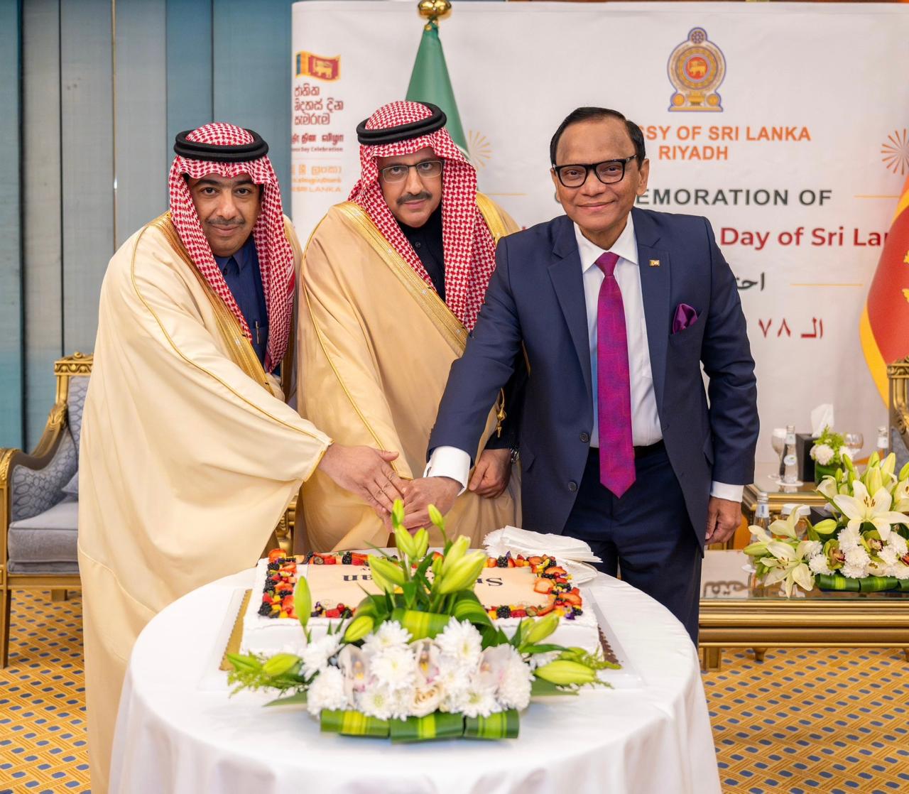 Sri Lankan ambassador Omar Lebbe Ameer Ajwad cutting National Day cake with Dr. Faisal bin Abdulaziz Al-Sudairy, Riyadh Region Undersecretary. (Supplied)