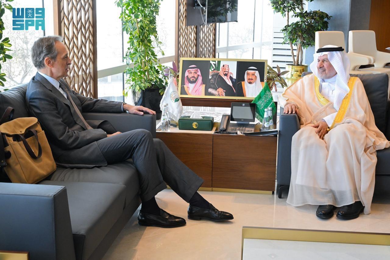 Dr. Abdullah Al-Rabeeah, supervisor-general of KSrelief, meets UN Resident Coordinator and Humanitarian Coordinator for Yemen Julien Harneis in Riyadh. (SPA)