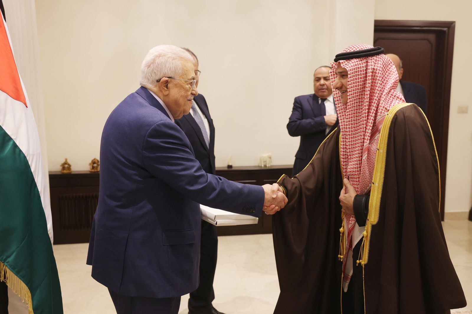 Saudi Arabia’s non-resident ambassador to Palestine Prince Mansour bin Khalid bin Farhan shakes hands with President Mahmoud Abbas on Monday. (SPA)