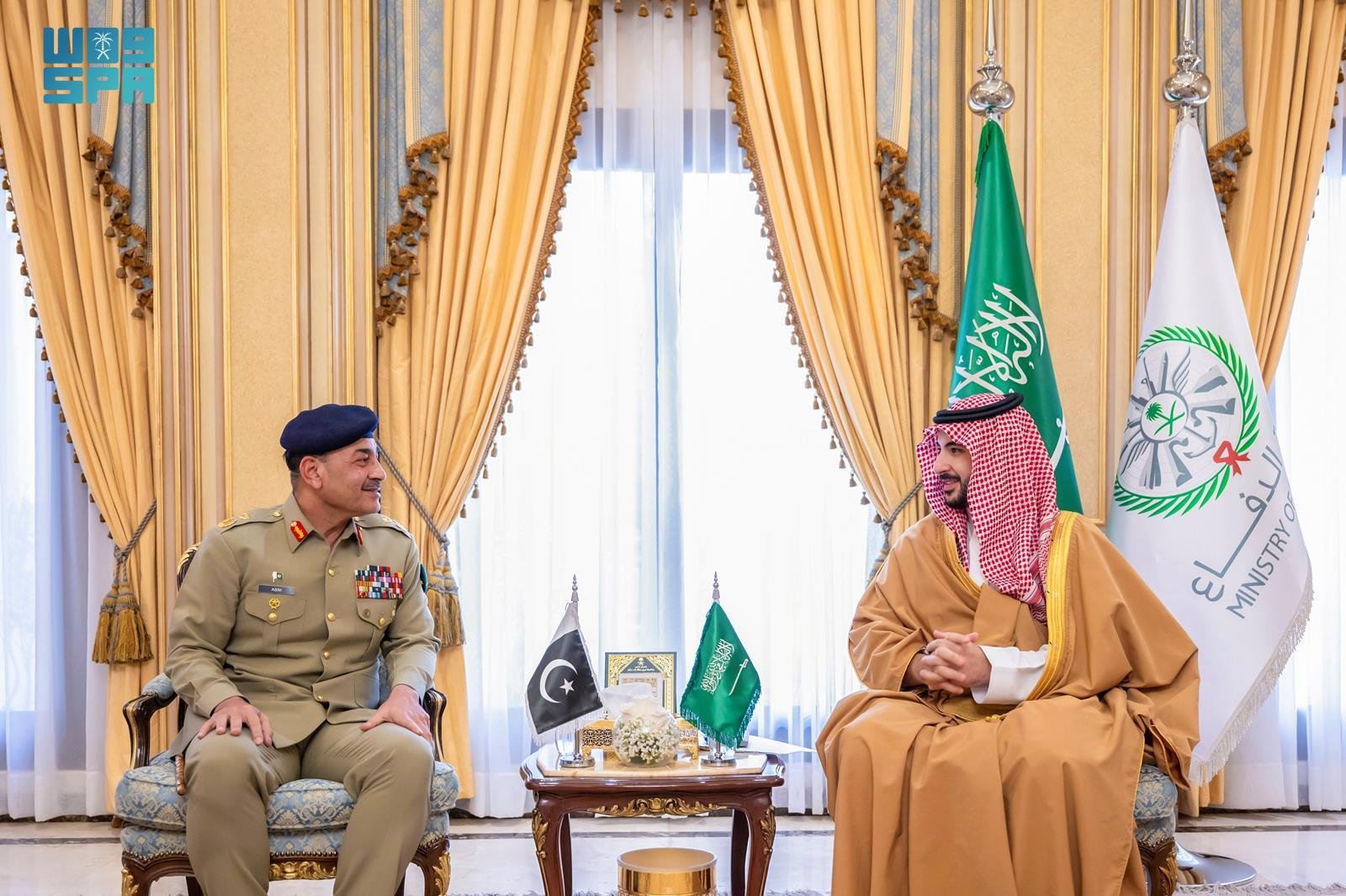 Saudi Defense Minister Prince Khalid bin Salman receives Pakistan’s Chief of Army Staff and Chief of Defense Forces Field Marshal Asim Munir in Riyadh on Thursday. (SPA)