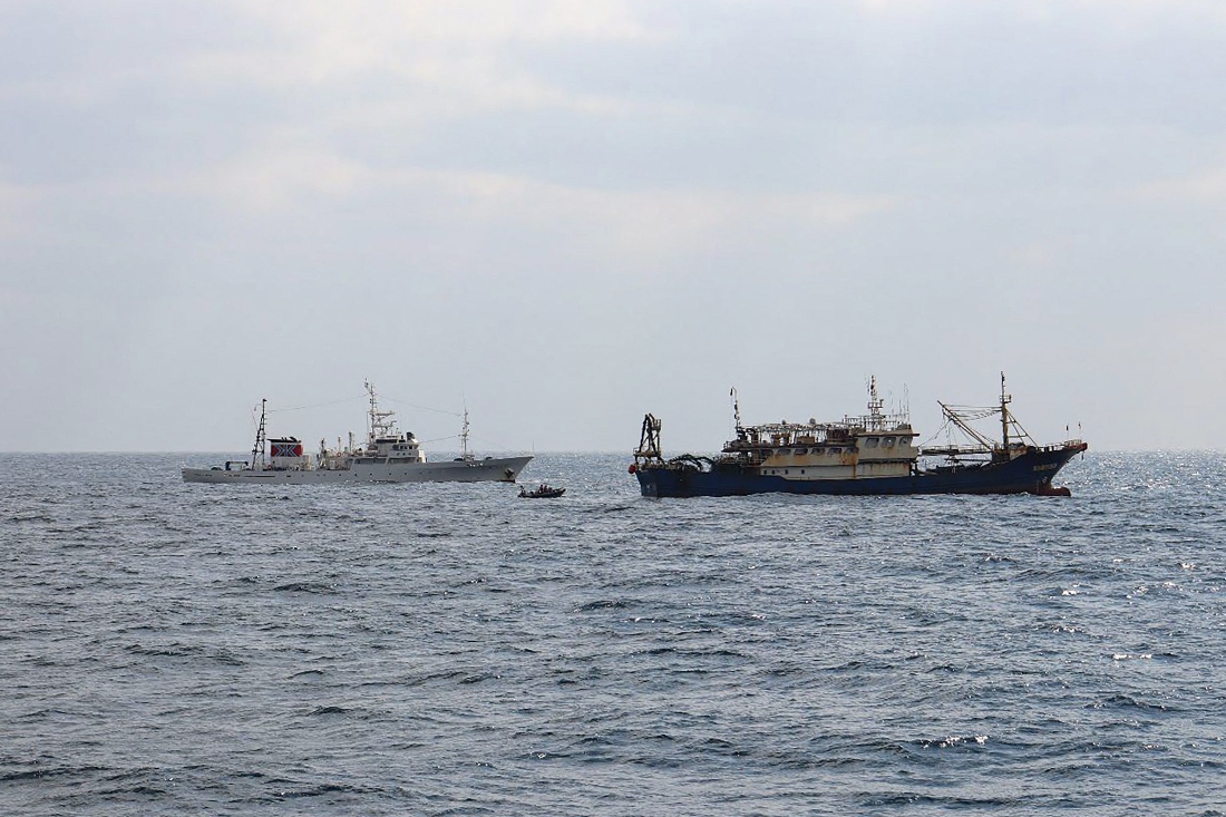 Fisheries Enforcement Headquarters' fisheries patrol vessel "Hakuo Maru" (L) and a Chinese fishing vessel (R) sailing within Japan's exclusive economic zone off Nagasaki Prefecture. (Japan's Fisheries Agency)