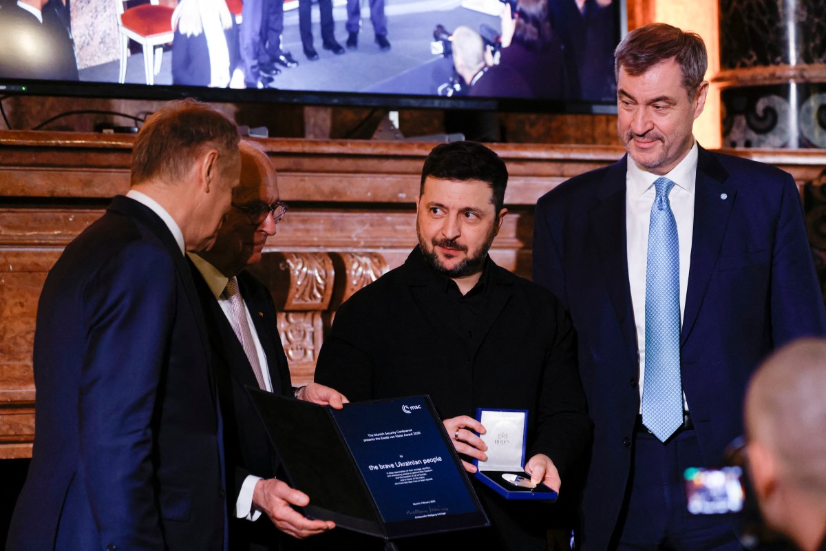 Ukrainian President Volodymyr Zelensky (2 R) receives the 2026 Ewald von Kleist award of the Munich Security Conference (MSC) in the name of the Ukrainian people at the Munich Residence palace in Munich, southern Germany.. (AFP)