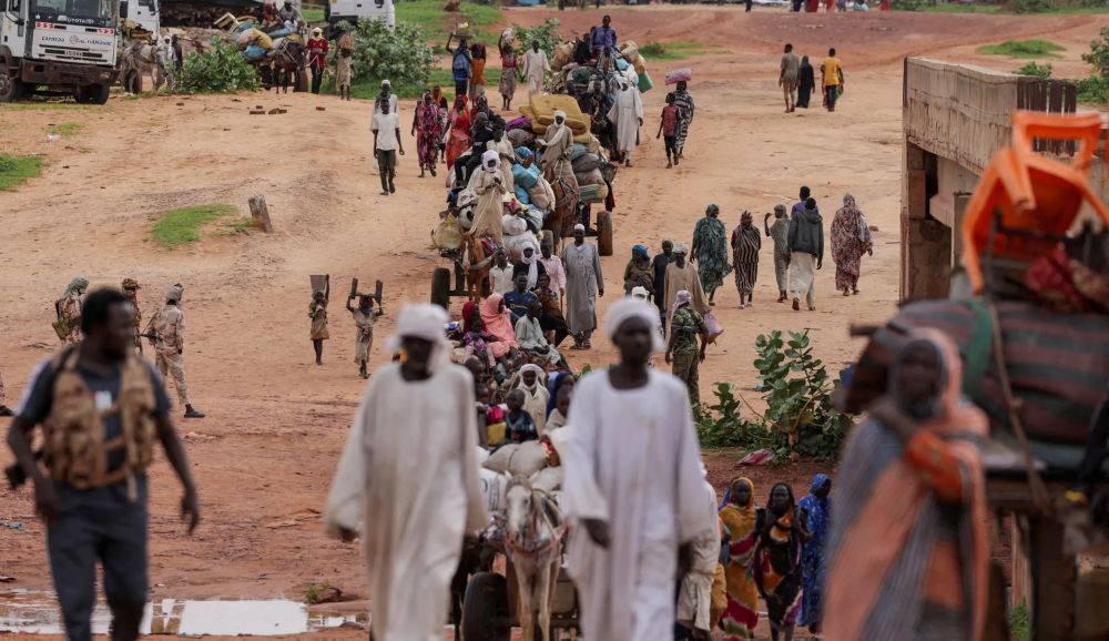 Sudanese, who fled the conflict in Murnei, Darfur, cross the border between Sudan and Chad, Adre, Chad, Aug. 4, 2023. (Reuters)