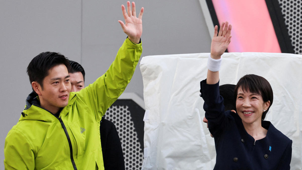 Hirofumi Yoshimura, Japan Innovation Party leader, and Sanae Takaichi, Japan's Prime Minister and leader of the ruling Liberal Democratic Party (LDP), wave to supporters at an election campaign event on the first day of campaigning for the February 8 snap election, in Tokyo, Japan, January 27, 2026. REUTERS/Kim Kyung-Hoon/File Photo