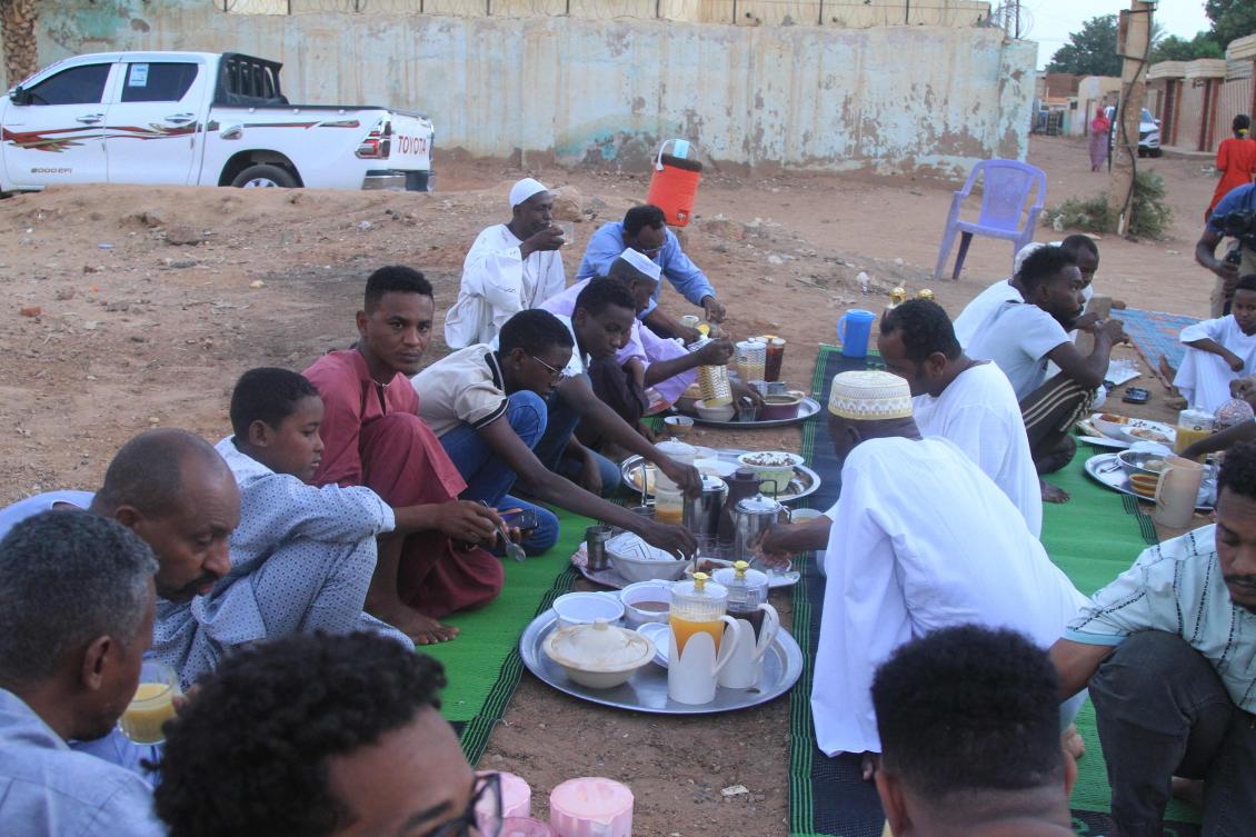 Sudanese people gather for to have their fast-breaking Iftar meal on the first day of Muslim holy fasting month of Ramadan, at a street in Al-Hattana neighborhood in Omdurman, the twin city of Khartoum on Feb. 18, 2026. (AFP)