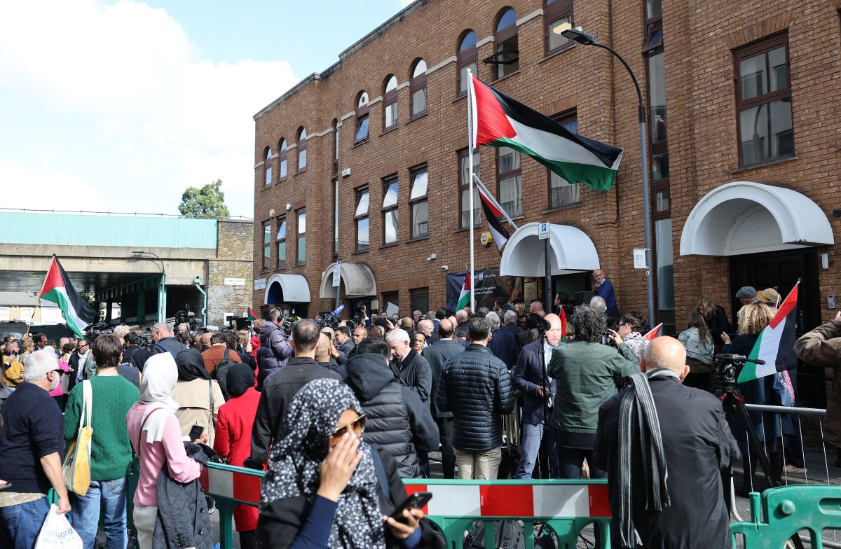 People attend a Palestinian flag-raising ceremony outside the Palestine Mission to the UK, in west London on September 22, 2025. (AFP)