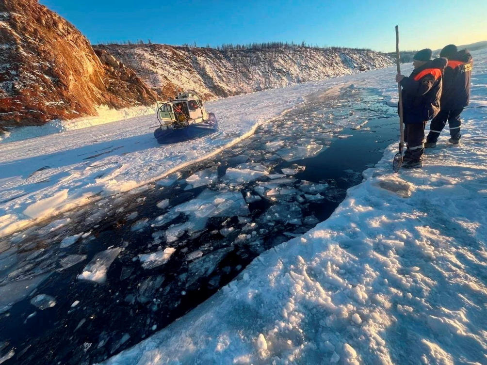 Rescuers work at the scene after a tour bus carrying Chinese tourists plunged into the ice‑covered waters of Lake Baikal in the Irkutsk region, Russia, Feb. 20, 2026. (Reuters)