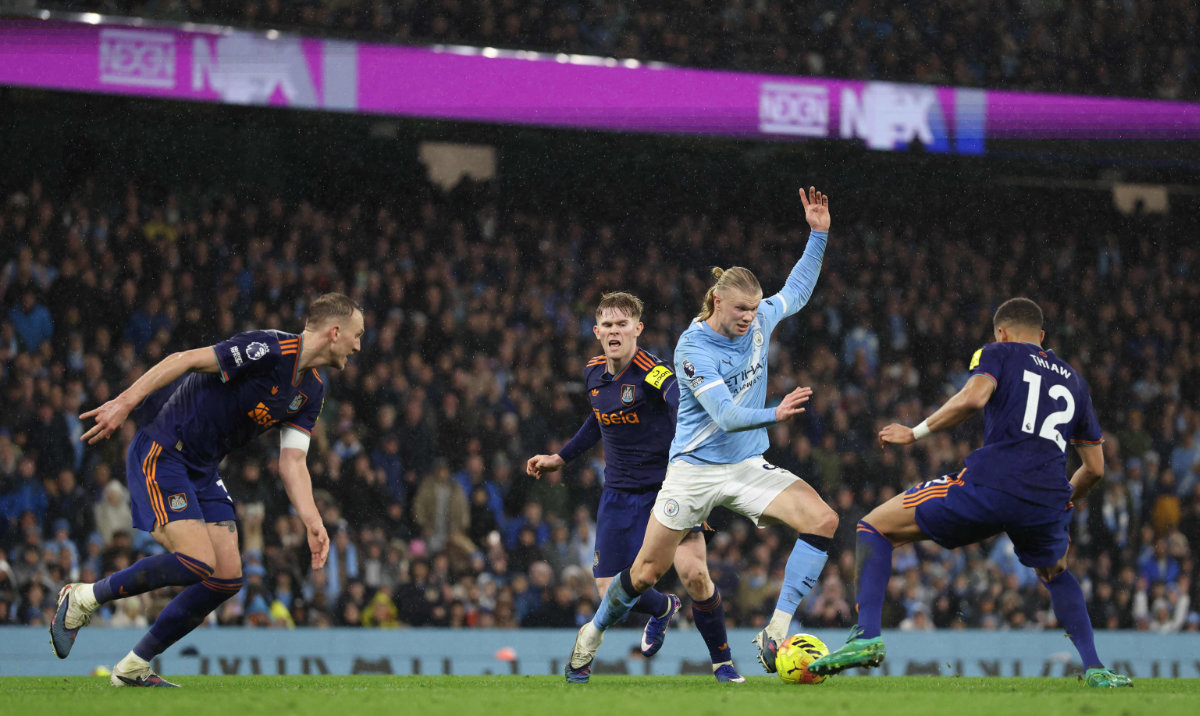 Manchester City's Norwegian striker #09 Erling Haaland (2R) takes on the Newcastle defense during the English Premier League football match between Manchester City and Newcastle at the Etihad Stadium in Manchester, north west England, on February 21, 2026. (AFP)