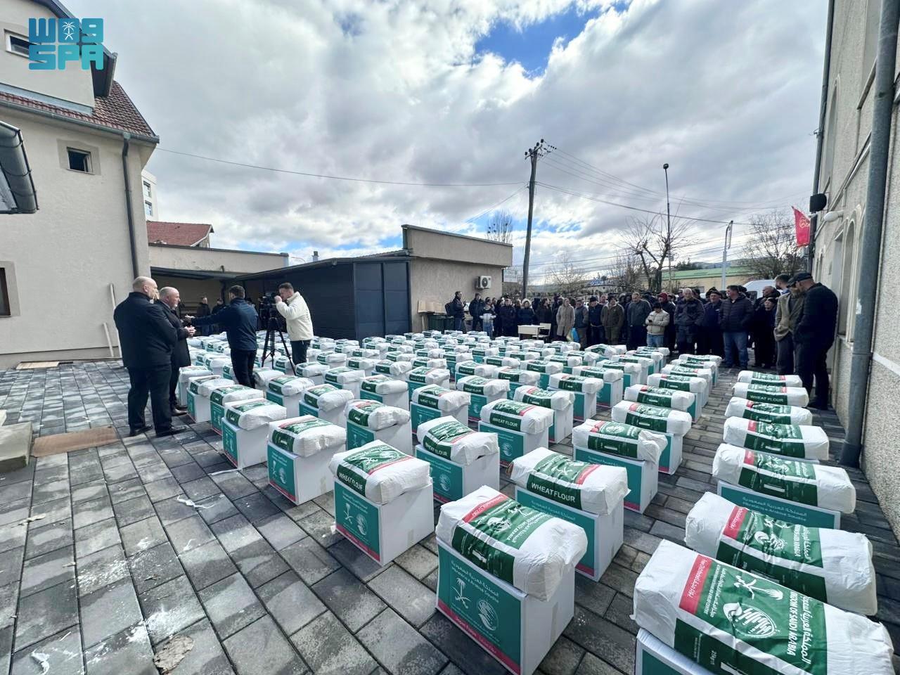 KSrelief distributes 200 food baskets in Kosovo’s Kamenica city. (SPA)