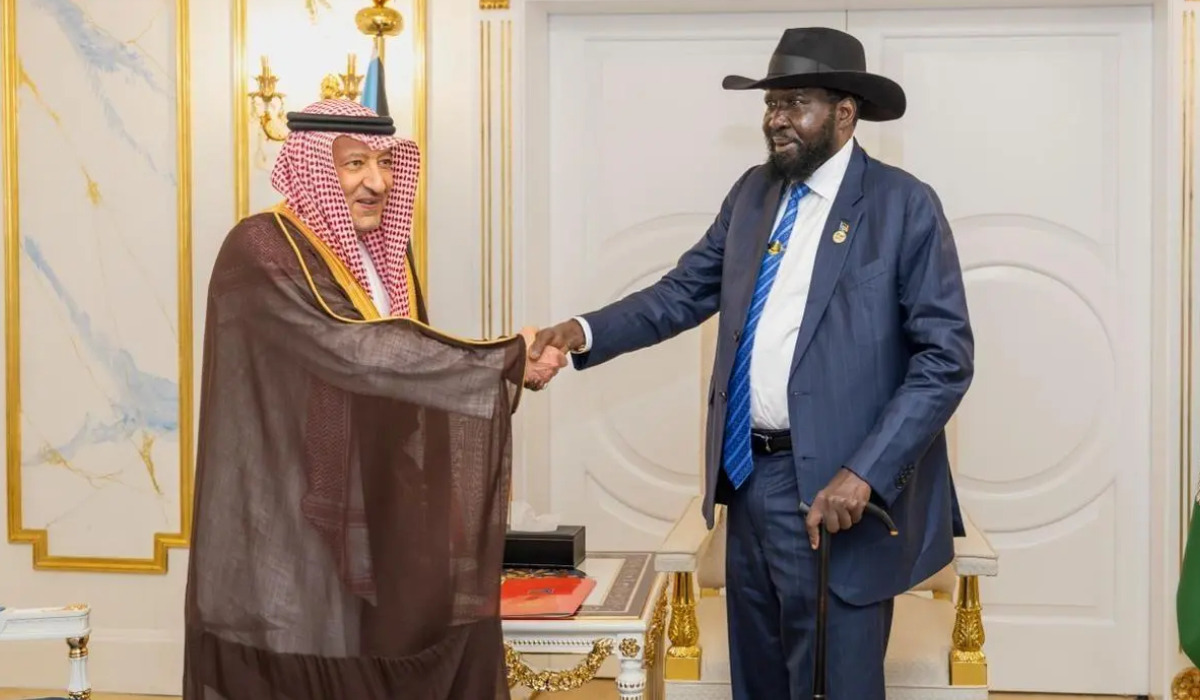 Salva Kiir Mayardit (R) receives Waleed Elkhereiji in Juba. (SPA)